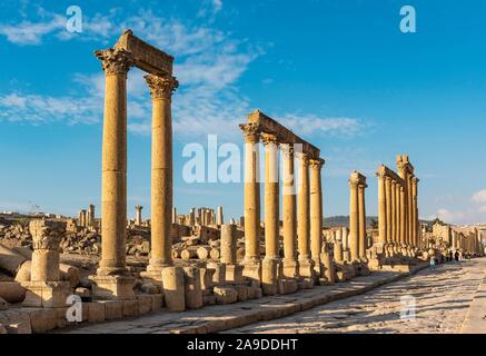 La parte sud del Cardo Maximus street, Jerash, Giordania Foto Stock