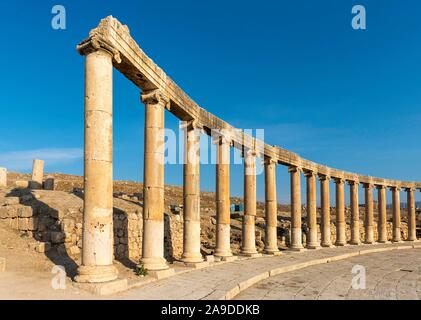 Colonne ioniche a forma ovale Plaza, Forum, Jerash, Giordania Foto Stock