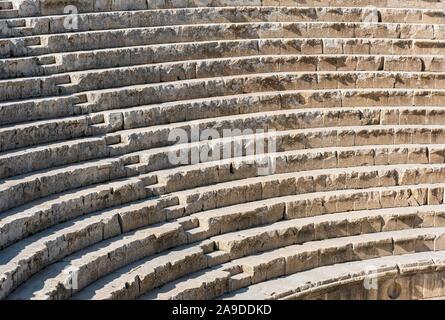 Area con posti a sedere del Teatro sud, Jerash, Giordania Foto Stock