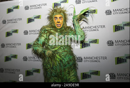 Manchester, Regno Unito. 14 Novembre, 2019. Le luci di Natale accendere avviene con il 'Grinch' di intrattenimento, cattedrale, giardini, Deansgate, Manchester, Lancashire, Regno Unito. Credito: Barbara Cook/Alamy Live News Foto Stock