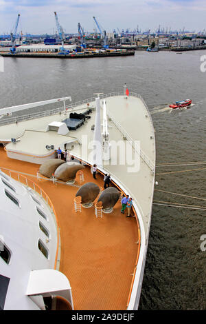 Nave da crociera Queen Mary 2 in Hamburg Cruise Center Hafencity di Amburgo, Germania Foto Stock