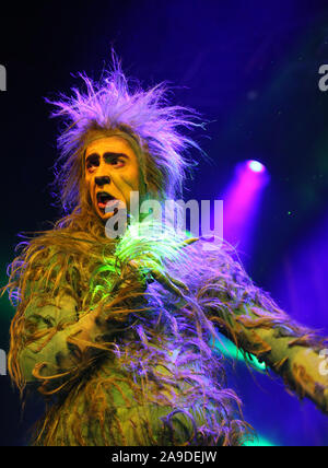 Manchester, Regno Unito. 14 Novembre, 2019. Le luci di Natale accendere avviene con il 'Grinch' di intrattenimento, cattedrale, giardini, Deansgate, Manchester, Lancashire, Regno Unito. Credito: Barbara Cook/Alamy Live News Foto Stock