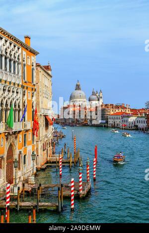 Vista sul Canal Grande e la chiesa di Santa Maria della Salute, Venezia, Veneto, Italia Foto Stock