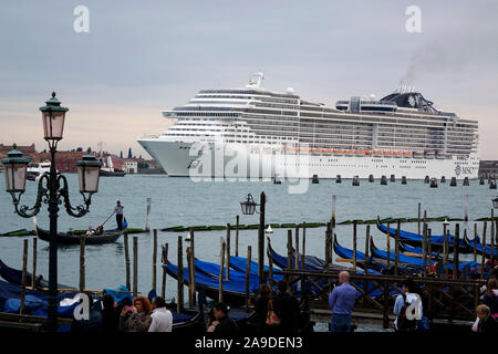 Gigantesca nave da crociera nella laguna di Venezia, Veneto, Italia Foto Stock