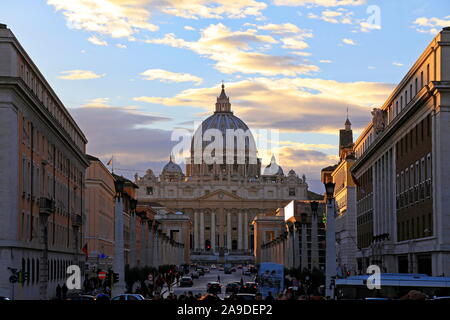 Vista da Via della Conciliazione alla Basilica di San Pietro, il Vaticano, Roma, lazio, Italy Foto Stock