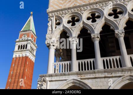 Il Campanile e il Palazzo Ducale, Piazza San Marco, Venezia, Veneto, Italia Foto Stock