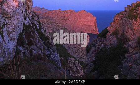 Vista sulla costa al faro di Cap Formentor, Maiorca, isole Baleari, Spagna Foto Stock