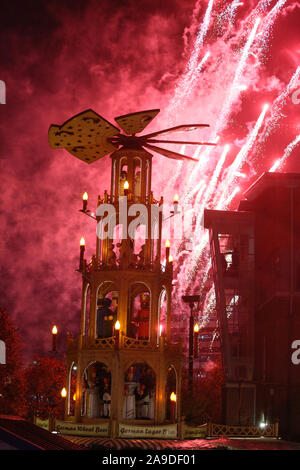 Manchester, Regno Unito. 14 Novembre, 2019. Le luci di Natale accendere avviene con fuochi d'artificio dietro il mercato di Natale nella cattedrale di giardini, Manchester, Lancashire, Regno Unito. Credito: Barbara Cook/Alamy Live News Foto Stock