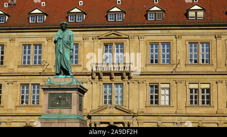 Il monumento a Schiller davanti a Prinzenbau Schillerplatz, Stoccarda, Baden-Württemberg, Germania Foto Stock