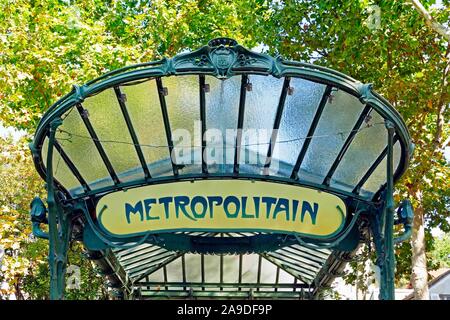 La stazione della metro Abbesses, Montmartre, Parigi, Ile de France, Francia Foto Stock