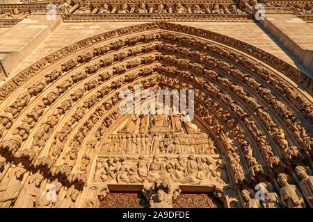 Portale principale in corrispondenza della facciata ovest della cattedrale di Notre Dame di Parigi Ile de France, Francia Foto Stock