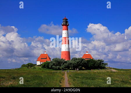 Faro di Westerhever nel mare di Wadden National Park, Westerhever, Nordfriesland, Schleswig-Holstein, Germania Foto Stock