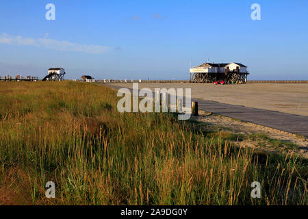 Stazioni palafitticole sulla spiaggia di San Pietro Ording, Schleswig-Holstein, Germania Foto Stock