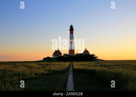 Faro di Westerhever nel mare di Wadden National Park, Westerhever, Nordfriesland, Schleswig-Holstein, Germania Foto Stock