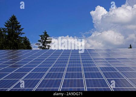 Il tetto a energia solare a Oberstdorf in Algovia, Svevia, Baviera, Germania Foto Stock