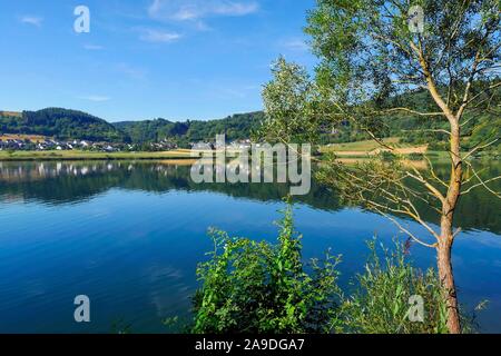 Meerfelder Maar vicino Meerfeld, Vulkaneifel, Renania-Palatinato, Germania Foto Stock