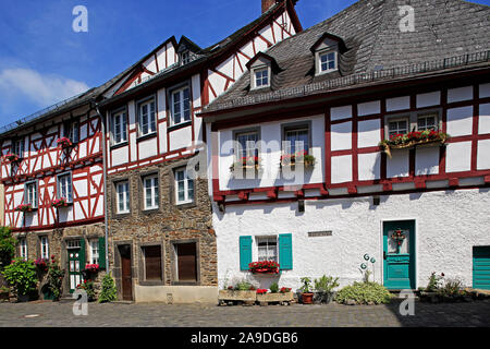 Tipiche case a graticcio in Monreal a Elz, Eifel, Renania-Palatinato, Germania Foto Stock