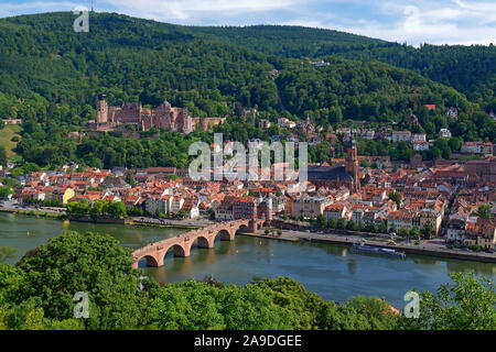 Vista su Ponte Vecchio con castello e Neckar, Heidelberg, Baden-Wuerttemberg, Germania Foto Stock