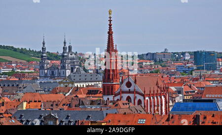 Vista sulla città vecchia con Marienkapelle, Würzburg, bassa Franconia, Baviera, Germania Foto Stock