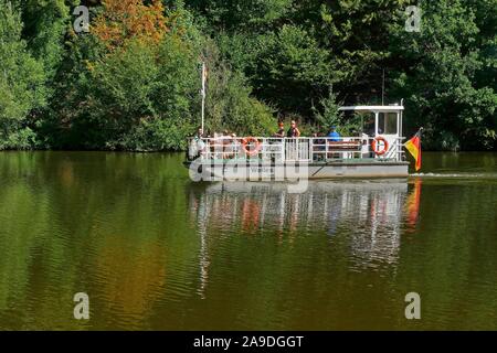 Per i passeggeri dei traghetti nel porto di Welles presso la Saar loop vicino Dreisbach, Mettlach, Saarland, Germania Foto Stock