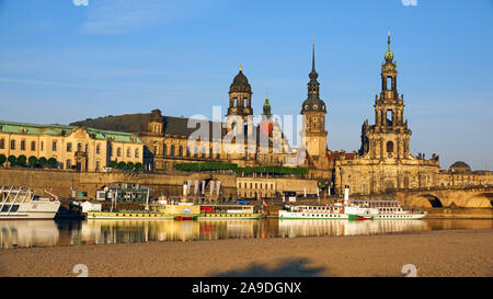 Vista sul fiume Elba con la Terrazza di Brühl, Accademia di Belle Arti e la Frauenkirche di Dresda, Sassonia, Germania Foto Stock