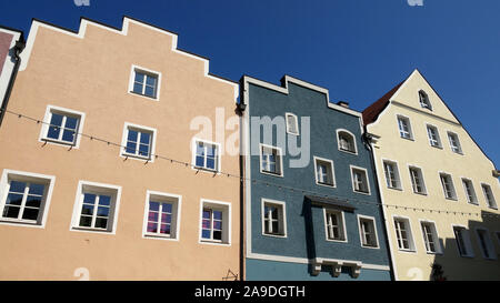 Case sulla piazza del mercato di Burghausen presso il fiume Salzach, distretto di Altötting, Alta Baviera, Baviera, Germania Foto Stock