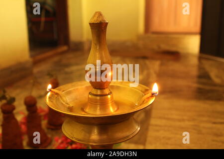 Collezione di antiquariato Ottone Kerala Nilavilakku lampada Diya Foto Stock