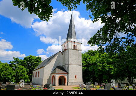 Vecchia chiesa parrocchiale di San Giovanni Battista in Kastel-Staadt, valle della Saar e della Renania Palatinato, della Germania Foto Stock