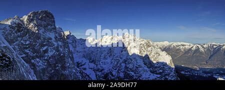 Vista dalla Osterfelderkopf alla Zugspitze massiccio in inverno, Garmisch-Partenkirchen, Werdenfelser Land, Alta Baviera, Baviera, Germania Foto Stock