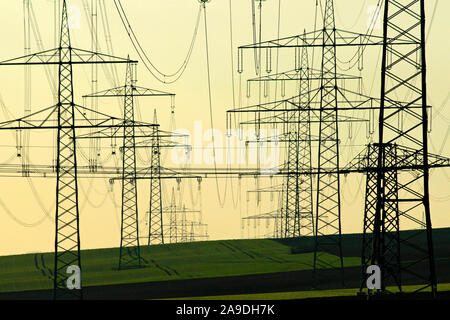 Linee elettriche ad alta tensione nella luce del mattino, Niederaussem, Nord Reno-Westfalia, Germania Foto Stock