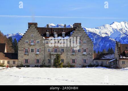 Hotel Das Kranzbach vicino Klais contro la montagna Karwendel, Alta Baviera, Baviera, Germania Foto Stock