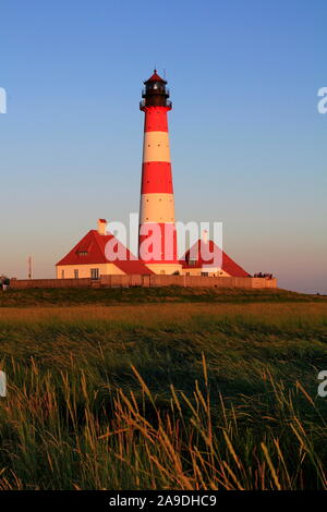 Faro di Westerhever nel mare di Wadden National Park, Westerhever, Nordfriesland, Schleswig-Holstein, Germania Foto Stock