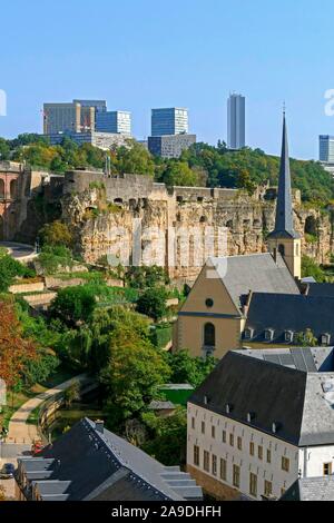 Vista sulla città bassa Grund con il Neumünster Abbazia al Kirchberg, città di Lussemburgo, Granducato del Lussemburgo Foto Stock