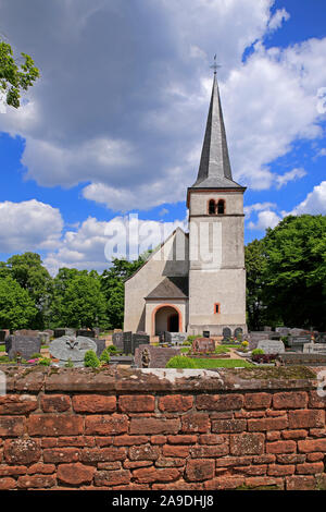 Vecchia chiesa parrocchiale di San Giovanni Battista in Kastel-Staadt, valle della Saar e della Renania Palatinato, della Germania Foto Stock