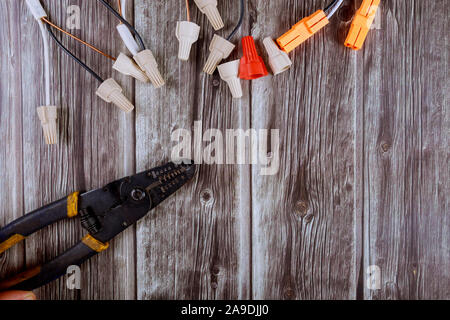 Forwire accessori e attrezzature lavorare insieme di utensile elettrico su sfondo di legno spelafili e tagliente isolato Foto Stock