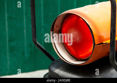 Arancione pistola di calore per riscaldamento industriale di aria indoor, alimentati da combustibile, la masterizzazione con un arancione fiamma e calore di soffiaggio nella stagione fredda in inverno Foto Stock