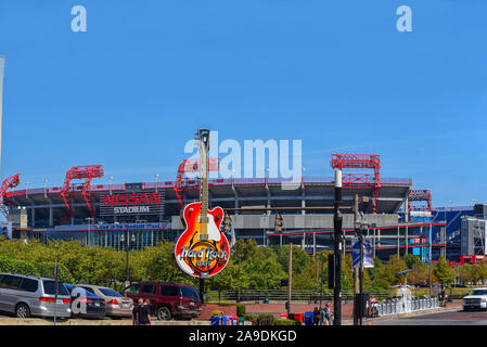 Nashville, TN, Stati Uniti d'America - 21 Settembre 2019: Il Nissan Stadium, casa dei Tennessee Titans con la chitarra di segno per l'Hard Rock Cafe nel forefro Foto Stock