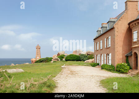 Faro di Meen Ruz in Ploumanach presso la Côte de Granit Rose, Cotes d'Armor Bretagna, Francia Foto Stock