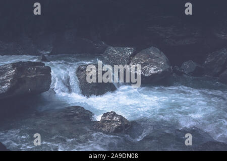 Il Partnach - un torrente di montagna che scorre attraverso una gola vicino a Garmisch-Partenkirchen Foto Stock