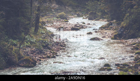 Il Partnach - un torrente di montagna che scorre attraverso la gola di Partnach vicino a Garmisch-Partenkirchen Foto Stock