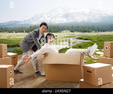 La giovane coppia spostato nuova casa Foto Stock