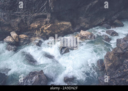 Il Partnach - un torrente di montagna che scorre attraverso una gola vicino a Garmisch-Partenkirchen Foto Stock