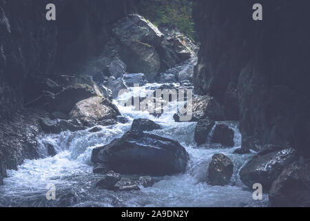 Il Partnach - un torrente di montagna che scorre attraverso una gola vicino a Garmisch-Partenkirchen Foto Stock