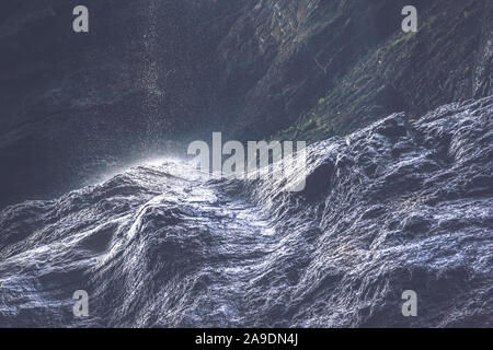 Gocce di acqua di un torrente di montagna che cade su di una roccia del massiccio di Partnach vicino a Garmisch-Partenkirchen Foto Stock