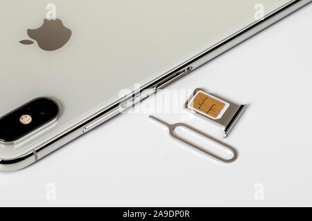 Apple iPhone XS Max, dettaglio, retro caso con Nano scheda SIM, utensile Foto Stock