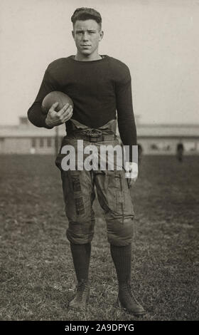 Hamilton, halfback sulla squadra di calcio a U.S. Accademia navale, Annapolis, Maryland, 1922 Foto Stock