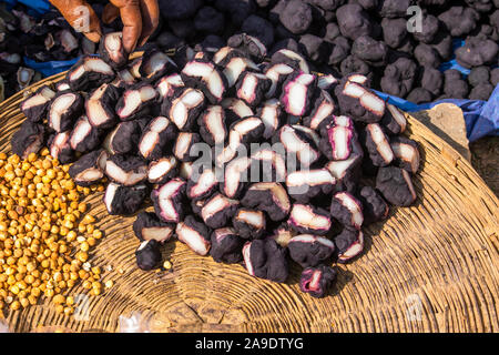 Il castagno d'acqua impilati per la vendita nel mercato in India Foto Stock