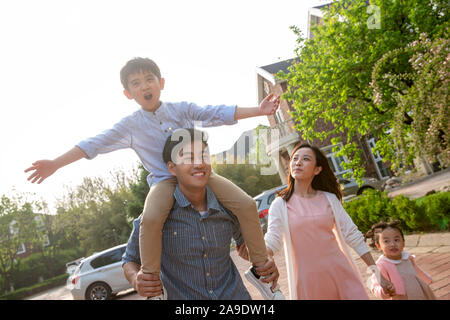 La famiglia felice la riproduzione al di fuori della villa Foto Stock