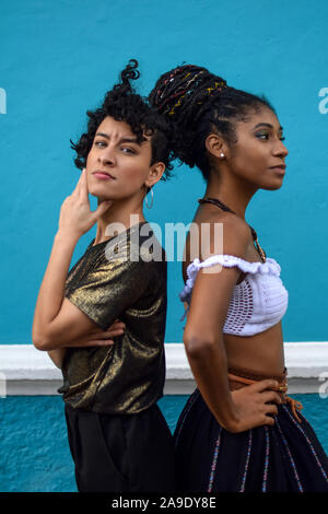 Latino di due giovani donne in strada; uno guarda la telecamera, l'altro guarda lontano, Cali, Colombia Foto Stock