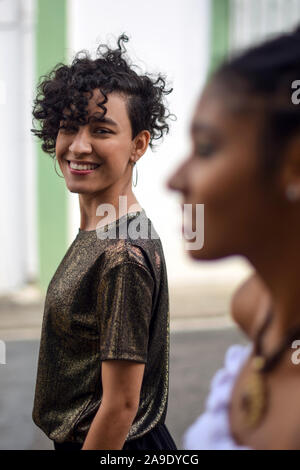 Latino di due giovani donne in strada; uno guarda la telecamera, l'altro guarda lontano, Cali, Colombia Foto Stock